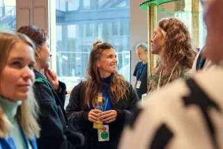 MENSCHEN IM GESPRÄCH VOR DEM MINI-TING IN BERLIN