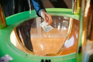 Geben ist leicht: ein 5-Euro-Schein auf dem Weg ins Mini-Ting.