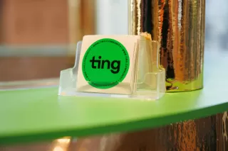 Ting-Kleber In Berlin am Mini-Ting Stand