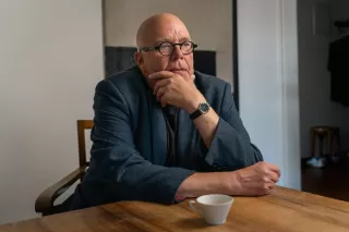 Christoph Hombi «Hombi» am Tisch beim Kaffee