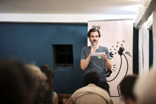 Marc erzählt dem Publikum wie es ihm geht mit Geld von Fremden zu leben