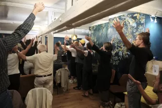 Alle machen Qi-Gong am Community Event
