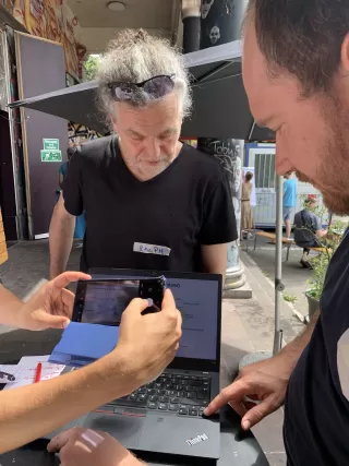 Ralph studiert die Sinus-Milueu Studie am Computer 