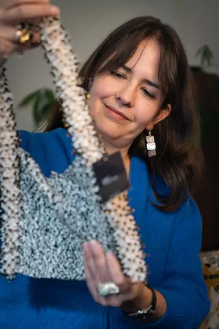 Karin beim Quality Check eines ihrer eingekauften Produkte für Animalzul. 