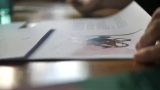 Veronique am korrigieren und layouten ihres ersten Buches, illustriert von Pia Valaer.