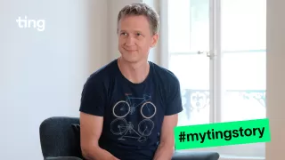 Marco im Interview auf einem Stuhl